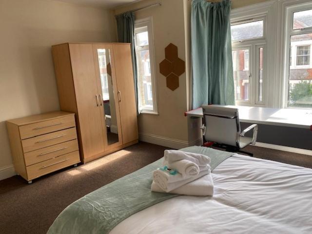 Berks Luxury Serviced Apartments,5 Bedrooms, 5 Double Beds, 2 Bathrooms, Free Super Fast Wifi & Parking Earley Luaran gambar